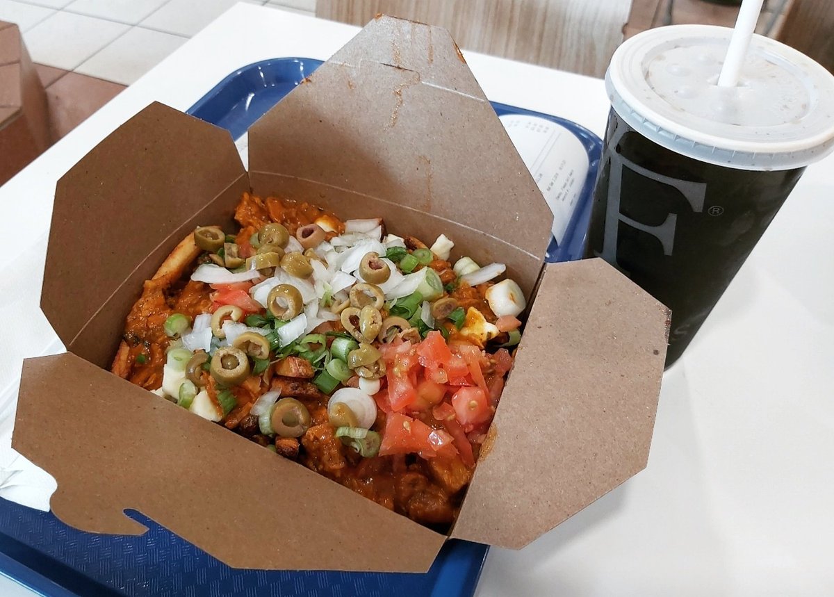 HuxBear's tweet photo. Got treated to a wonderful poutine (butter chicken) after running errands, just before the mall closes. #NewYorkFries 👍🍟👍 🐻❤️🍟🍟🍟 #MyLifeDoesntTOTALLYSuck_JustMostly #ThisHelps https://t.co/4Dz1qzcN0P