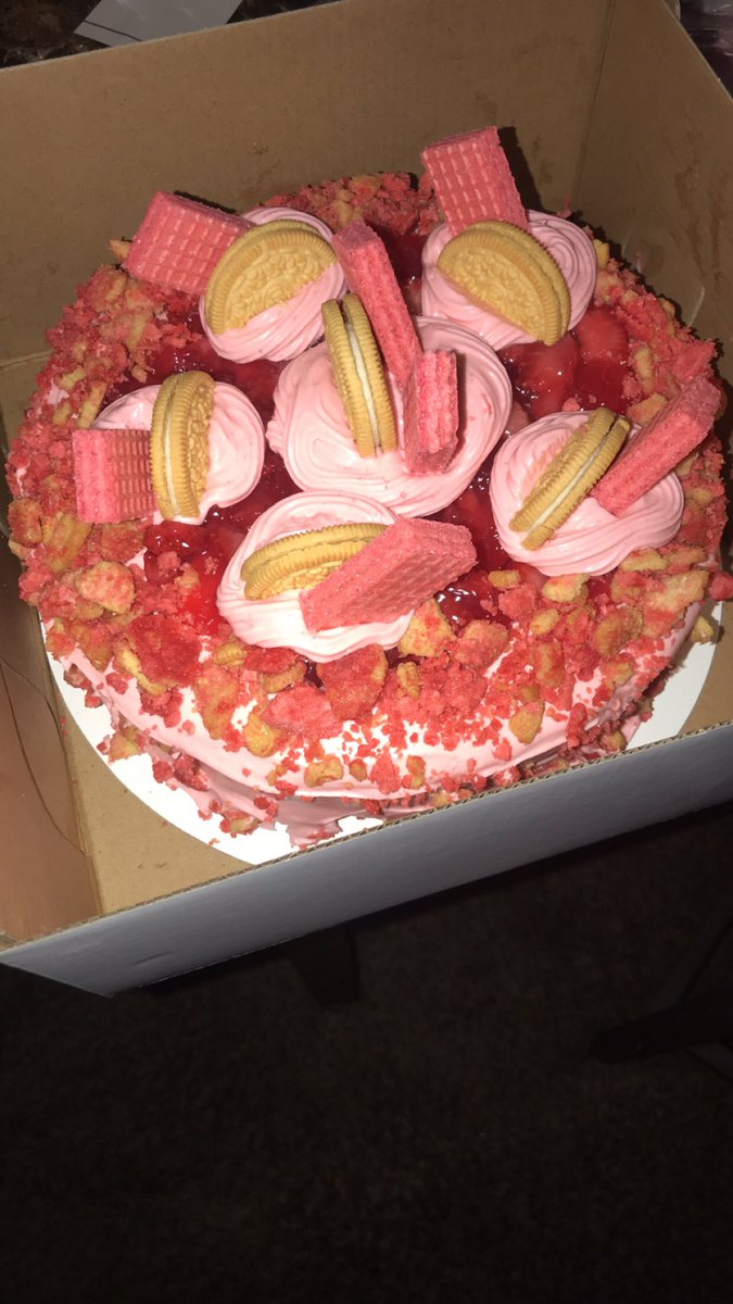 pdivinities's tweet photo. Introducing my 2-layer Strawberry Shortcake Crunch Cake😍🎂🍓
#PINKYLicious https://t.co/Akh8Gbinkw