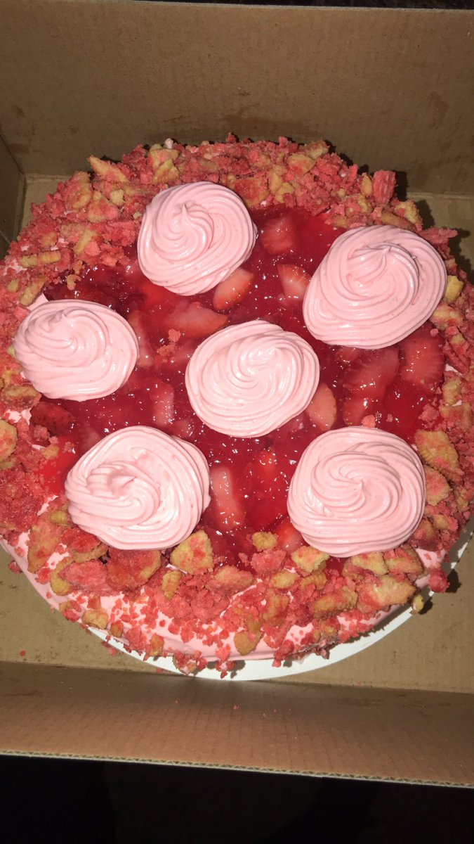pdivinities's tweet photo. Introducing my 2-layer Strawberry Shortcake Crunch Cake😍🎂🍓
#PINKYLicious https://t.co/Akh8Gbinkw