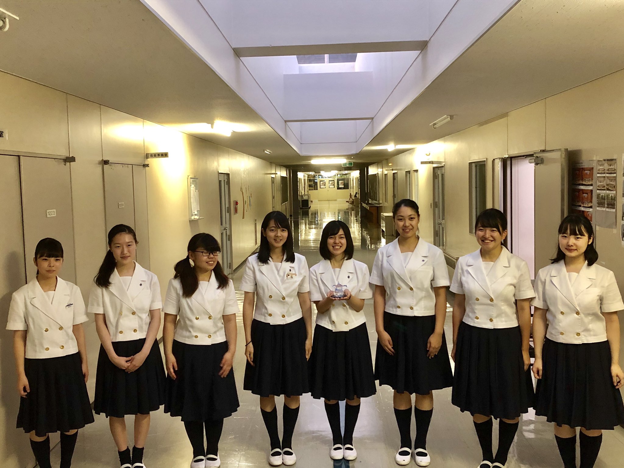 取手聖徳女子中学校 高等学校吹奏楽部 本校では今 二つの制服が混在しており 高校 3年生が旧制服 1 2年生が新制服で学校生活を送っています 旧制服は 女子校なので夏服にもいろんなパリエーションがあります 昨日は始業式のため夏服の第一正装である 取手聖徳女子中学校 高等学校吹奏楽部 本校では今 二つの制服が混在しており 高校 3年生が旧制服 1 2年生が新制服で学校生活を送っています 旧制服は 女子校なので夏服にもいろんなパリエーションがあります 昨日は始業式のため夏服の第一正装である