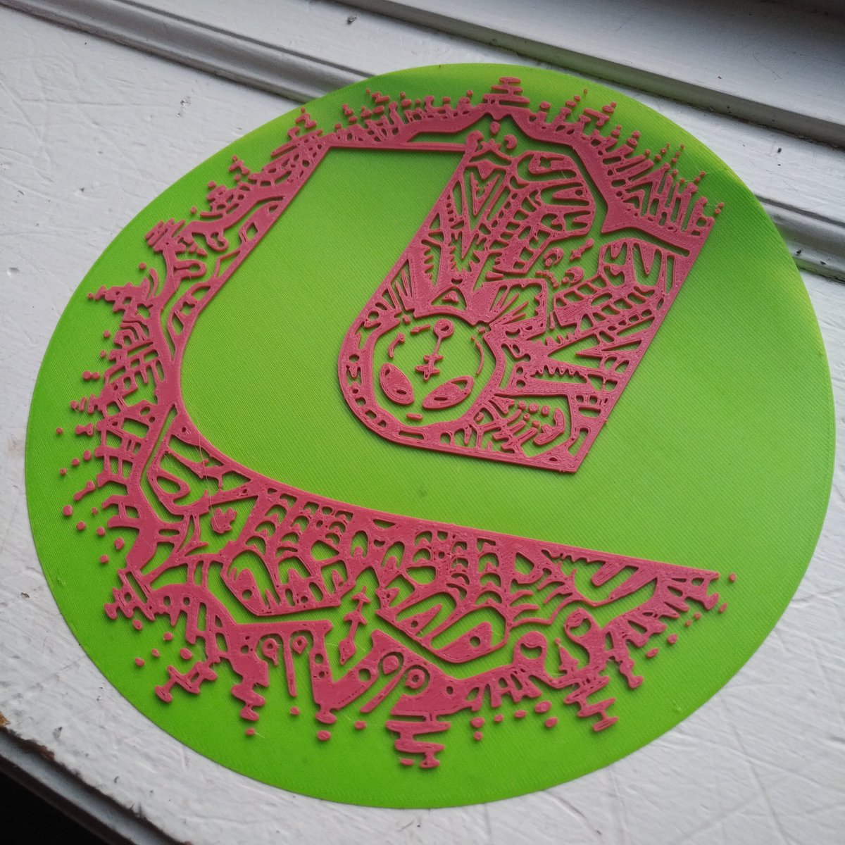 umburry's tweet photo. Pink and green window sticker #3Dprinted in #ninjaflex.
#Aliens #alienart #makergear https://t.co/YP3hGYwZZI