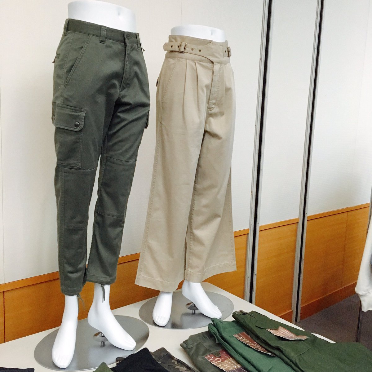 Right On ライトオン 公式 マネキン右の グルカパンツ 最近じわじわとおしゃれな人から人気が広がってる印象 ウエスト部分のデザインが特徴的なのでトップスインで着るとかわいいかも 9月下旬からお店に並ぶ予定です Right On ライトオン 公式 マネキン右の グルカパンツ 最近じわじわとおしゃれな人から人気が広がってる印象 ウエスト部分のデザインが特徴的なのでトップスインで着るとかわいいかも 9月下旬からお店に並ぶ予定です