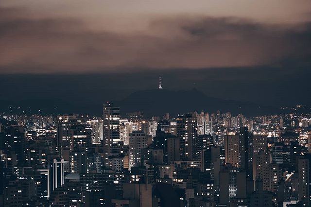 antonioams's tweet photo. Uma noite de inverno qualquer, vista da zona oeste de São Paulo a partir do 33º andar do Edifício Itália, com direito a ver perfeitamente a principal antena iluminada e localizada no Pico do Jaraguá
.
.
.
.
.
.
.
#saopaulo #sampa #downtown #centro #ig_br… https://t.co/WpDXsjuKMH https://t.co/4L7MDjX1DA