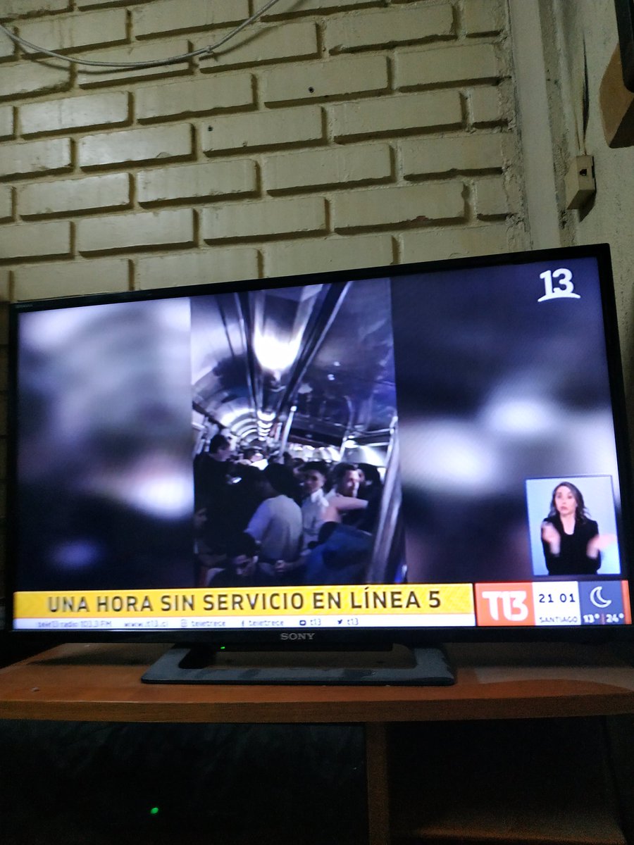 titomarcelo's tweet photo. #TiemposPeores en TV abierta, cadena para desviar atención ante ridículo d #Monckeberg #Chilevamos y sus "frases d bronce", ante #40Horas y el apoyo popular q tiene #NosCansamosNosUnimos, iremos #MasLento para La Moneda pero #Piñera RENUNCIA YA https://t.co/XfHFApRNuq