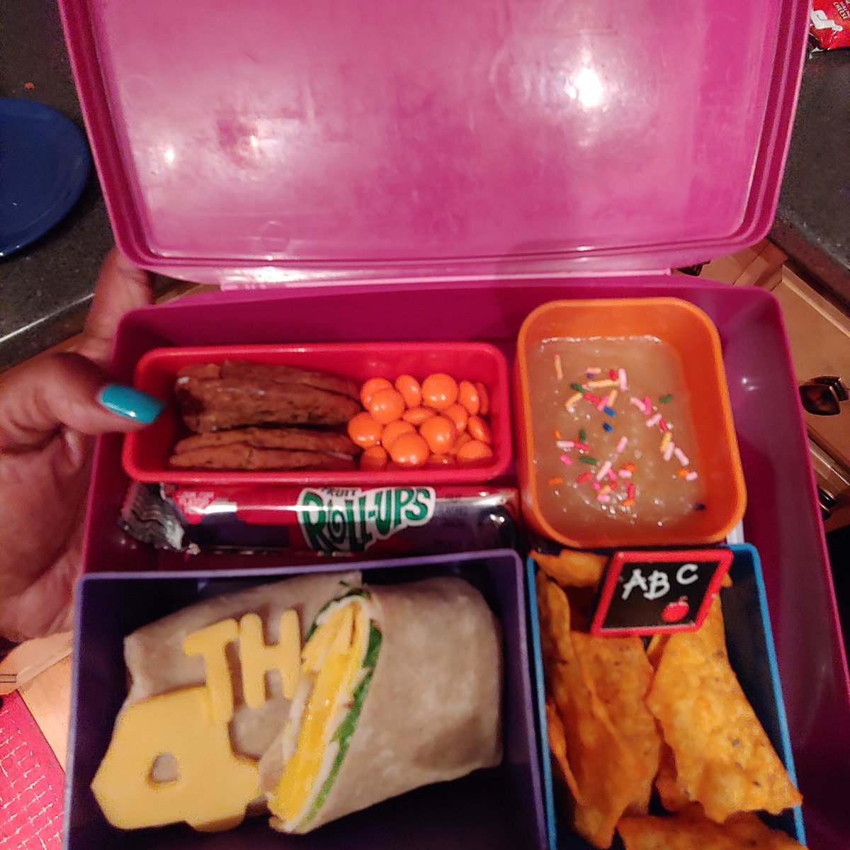 iAmFlair519's tweet photo. And so it begins... Although it's her second week of school I informed #MyLittleHuman that the bento lunches would commence starting week #2 so on that note.... #BentoMom #WrapsNoSammich #HelloFourthGrade #YupImThatMom https://t.co/MVQtiXwUZk