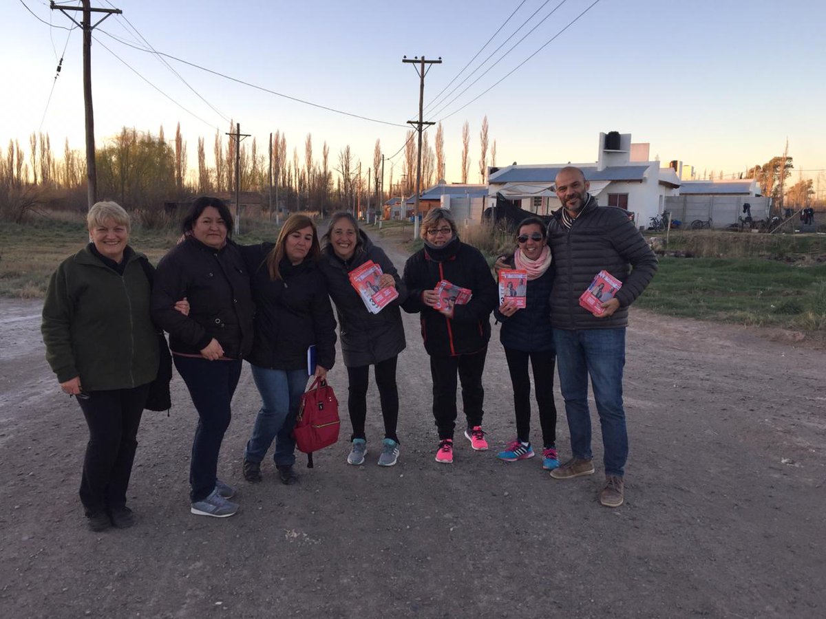 ucrlista3's tweet photo. 🔴 Barrio Esperanza - Gracias por recibirnos esta tarde - #AnaCristinaIntendente #PuertaPuerta #15S #SomosLISTA3 #HayEquipo #UCR https://t.co/1pJJyu1BuW