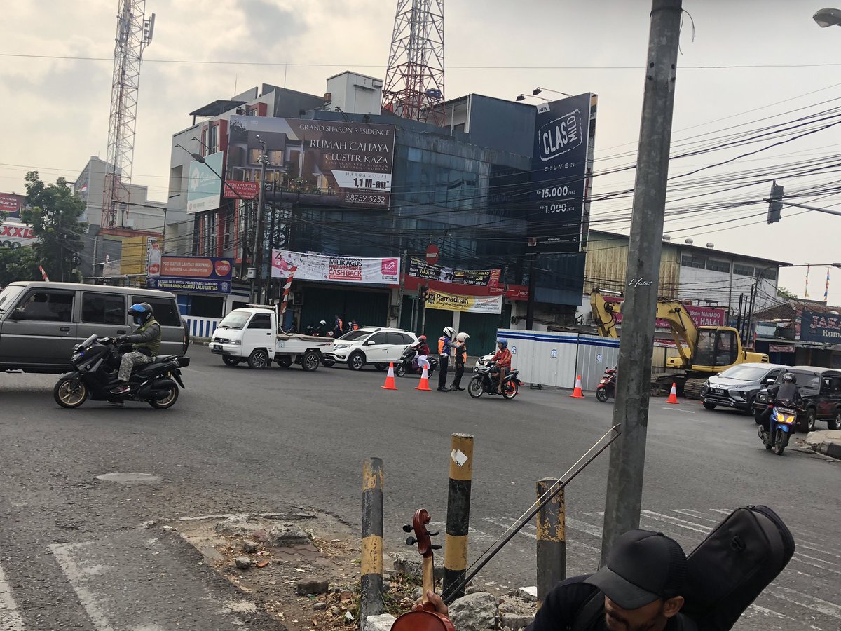 Biang kemacetan di ayani tolong diatur dulu donk arus nya