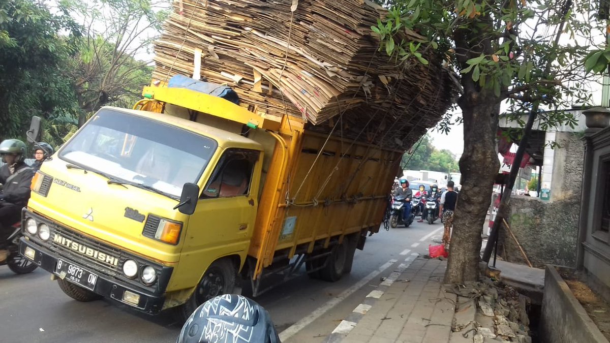 08:10 Arus lalin disptrn TL Batuceper trpntau padat mngarah Jakarta, karna ada Truk yg mngangkut kardus mengalami gangguan pd roda blkg (pth shockbreaker).
Dilakukan contra flow smntara disptran TL Batuceper mengarah Jakarta, jajaran Dishub berdampingan dengan Jajaran Kepolisian.