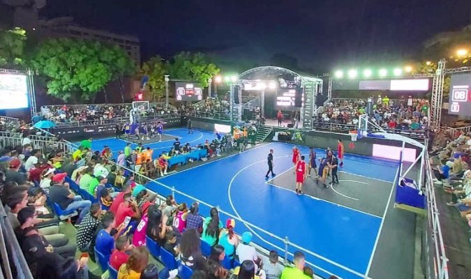 Meridianoonline's tweet photo. El torneo #VEN3 cierra con altura en la Alfredo Sadel 💥🏀🇻🇪 https://t.co/D5yNYB8pv5 https://t.co/oqlwteHknr