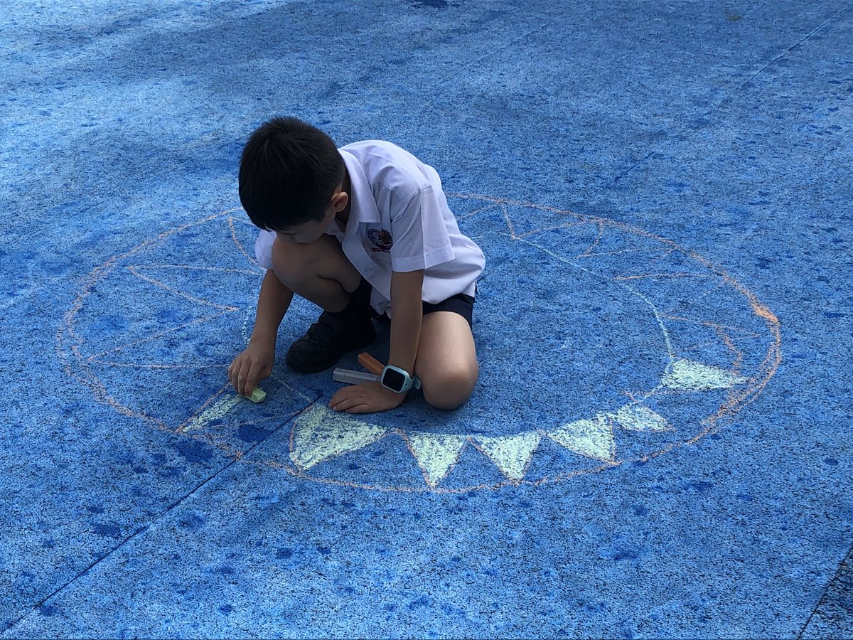 HannahShack_Art's tweet photo. Making a mandala! Learning about rotational symmetry and abstract patterns, Grade 3 take a chalk break after the typhoon. #elementaryart #redbrick125 #artstais https://t.co/8X0pqbfcpn