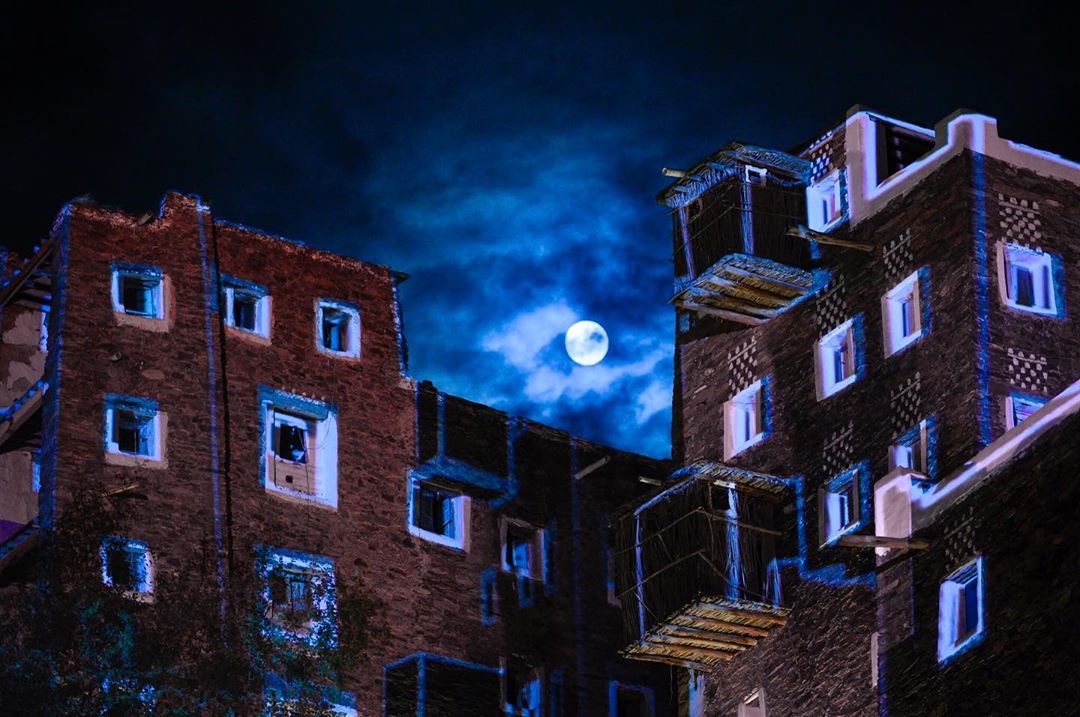 يا هلليل وش هو دوى المشتاق
 لا زاد حنينه..