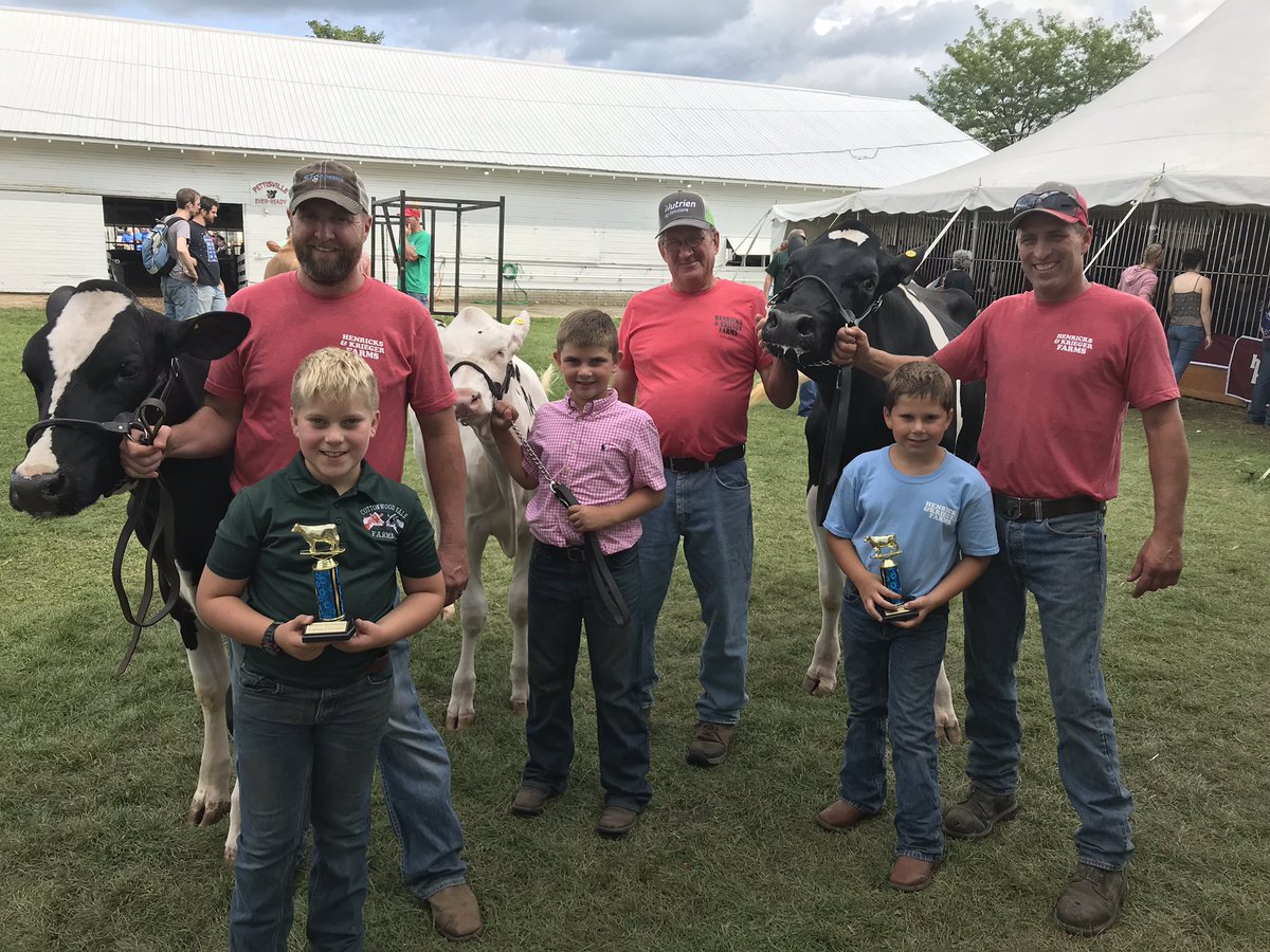 FultonCoAg's tweet photo. Great to see over 20 #peewee showmen at the @FultonCntyFair #dairy show this afternoon! Can’t believe how these kids handled their animals so well! #future4Hers #drinkmilk @adamideast @ohio4h @fultonbotf https://t.co/Wn5ImGohig