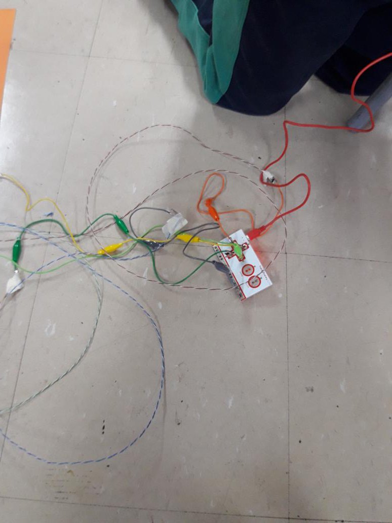 UncoEnglish's tweet photo. Dance dance revolution en @santacruzdeunco en nuestro taller @DeptoDICE de @makeymakey 
#unco2019 https://t.co/pcvTuY8a0T