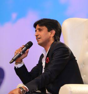 a_CA_in_making's tweet photo. जिसकी धुन पर दुनिया नाचे, दिल ऐसा इकतारा है,
जो हमको भी प्यारा है और, जो तुमको भी प्यारा है.
झूम रही है सारी दुनिया, जबकि हमारे गीतों पर,
तब कहती हो प्यार हुआ है, क्या अहसान तुम्हारा है?
-@DrKumarVishwas 
#kvfan
#luvusiralways
🙏💐😍❤️😇 https://t.co/gT4uenEVpQ