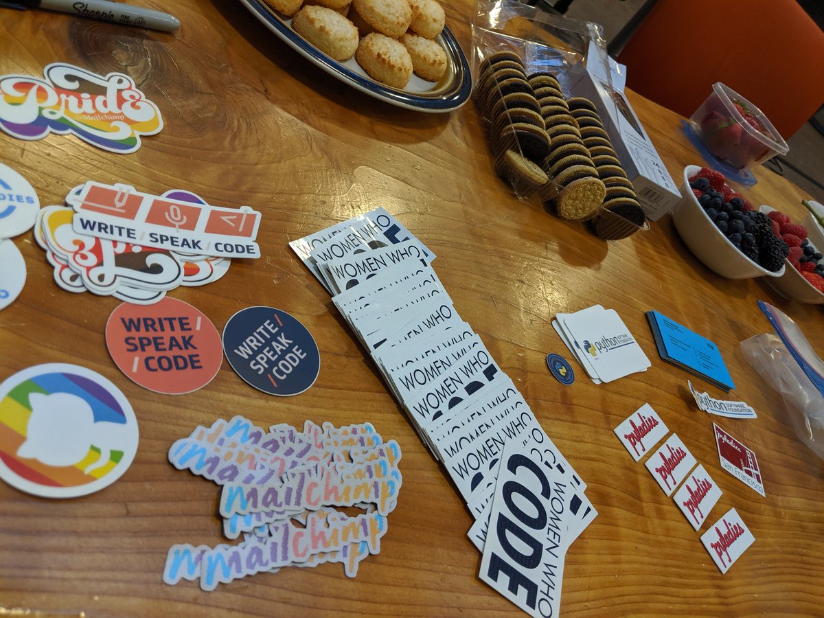 Oak_Pyladies's tweet image. Starting the meetup with 🍕and snacks! If you're in the area, do come by! @pyladies @WomenWhoCode #womeninpython