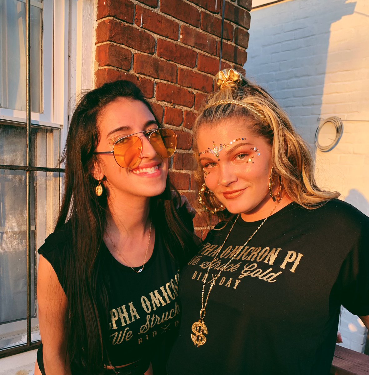ShannonSturtz's tweet photo. i painted myself gold and took some golden hour pics, don’t txt https://t.co/uOStaN0Lzu