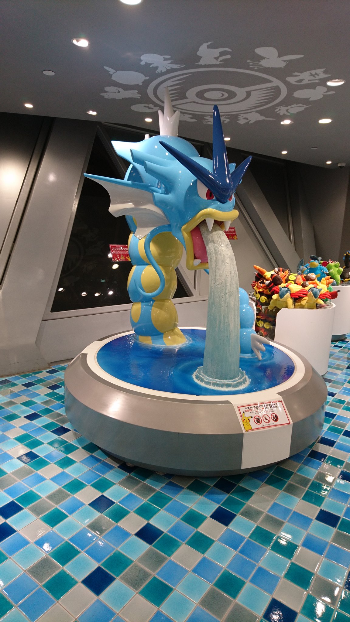 تويتر 秋牛 七宝明 على تويتر シンガポールのポケモンセンターにいたギャラドスくん これってマー T Co 0ak3kqev7y