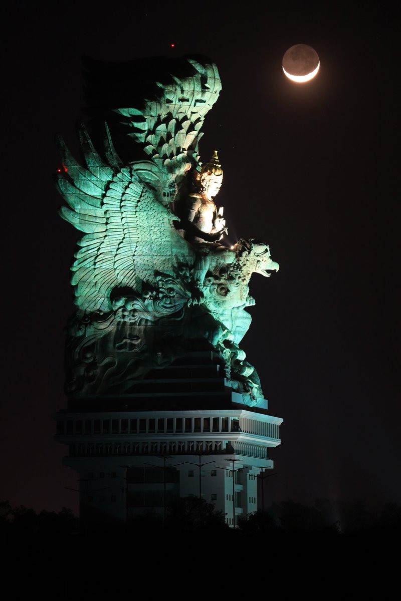 Hasil karya seni manusia bersanding dengan hasil karya Tuhan.