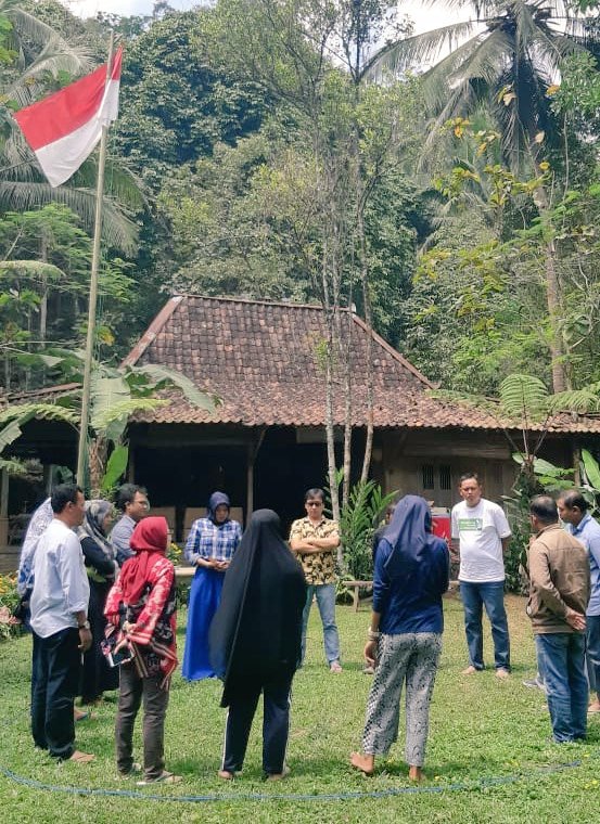 Dibawah naungan merah putih komitmen untuk menjadi spesialis sosial di ikrarkan. 
#spesialissosial
#cseIndonesia
#earthwormfoundation
#S3PSDA2