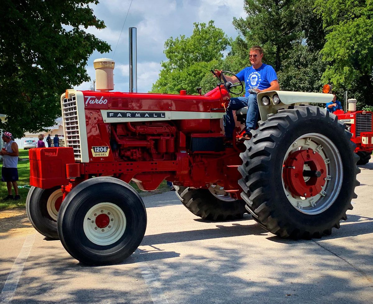 All I see is Red! 😍 #redtractors #twoplustwo #1466 #1066 #1206 #international #LaborDay2019 #paradethings @K84IAST8