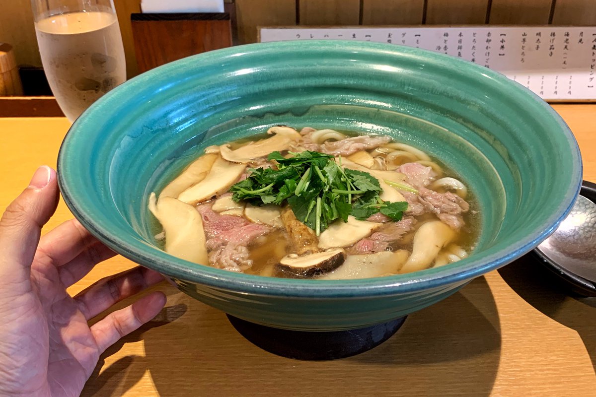 ザン ウー 夏木マリさんの 東京でもつるとんたんのうどんを食べたい という一声がきっかけで開店したという つるとんたん六本木店 今日はちょっと贅沢して 松茸としゃぶ肉のおうどん 相変わらずドンブリでかい 60gの松茸の風味と和牛の肉汁が
