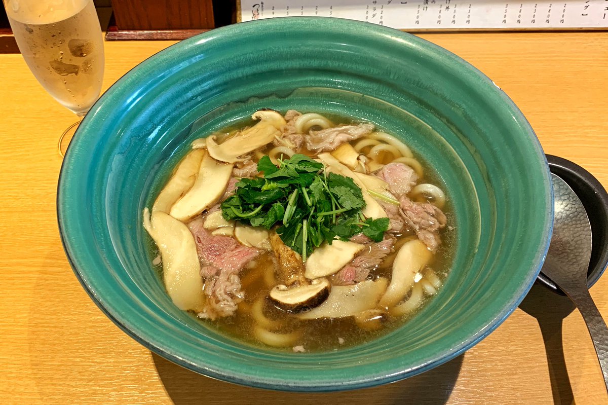 ザン ウー 夏木マリさんの 東京でもつるとんたんのうどんを食べたい という一声がきっかけで開店したという つるとんたん六本木店 今日はちょっと贅沢して 松茸としゃぶ肉のおうどん 相変わらずドンブリでかい 60gの松茸の風味と和牛の肉汁が
