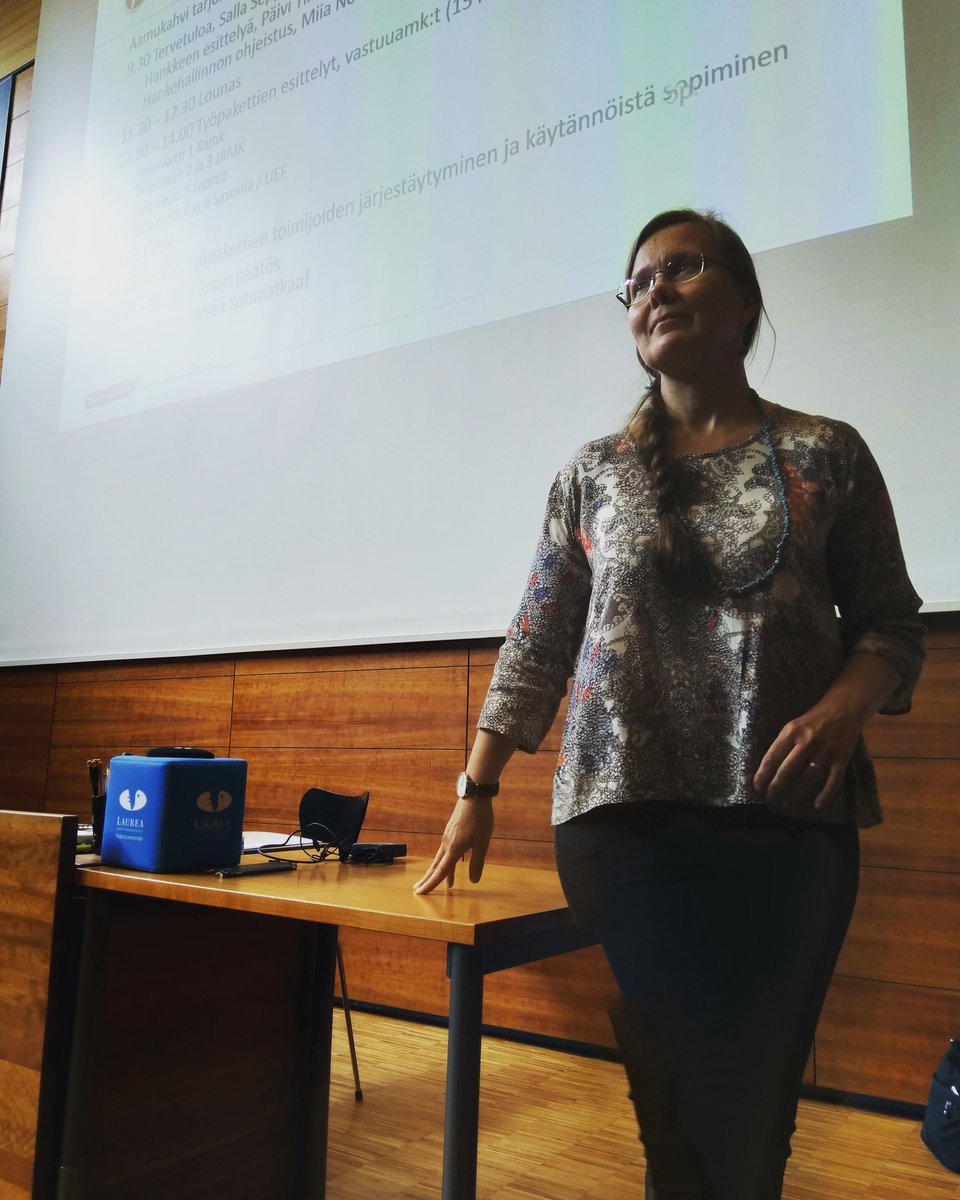 PakarinenTuija's tweet photo. Tikkasen Päivin johdolla rakennetaan ja luodaan tulevina vuosina #sote -alan ammattilaisten jatkuvan oppimisen tiekartta. #sotetie -hanke käynnistyi virallisesti eilen @laureauas. 
#savoniaamk #jatkuvaoppiminen https://t.co/UawTjYowFU