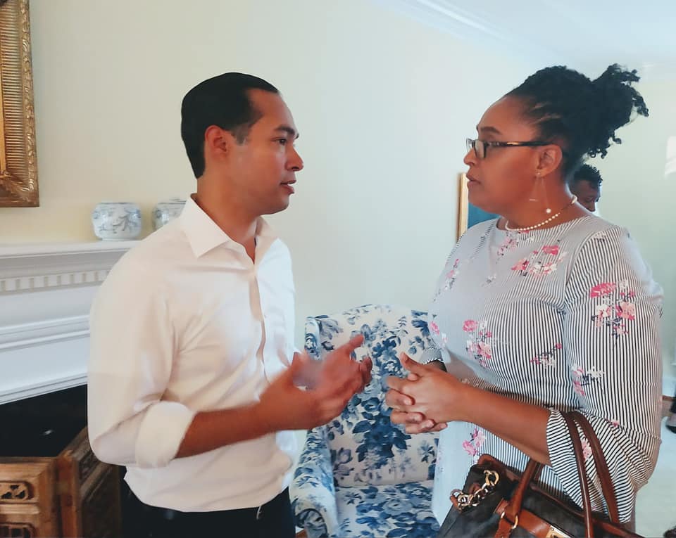 ProgramFamily's tweet photo. @bdeline 

Meet, greet and discuss the life of a single parent in South Carolina with Secretary Julian Castro, 2020 US Presidential Candidate. I thanked him for his transparency about his life as a child growing up in a single parent household. https://t.co/UE2GXphTKz