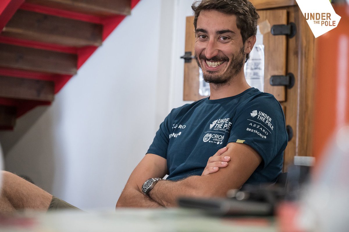 UnderThePole's tweet photo. 📌 Capsule | Erwan Marivint
🇫🇷 Erwan est le responsable partenariats et logistique chez #UTPIII. Pas une mince affaire quand il s'agit d'envoyer du matériel 📦 au Groenland 🇬🇱, en Alaska 🇺🇸, ou en Polynésie française 🇵🇫 ! https://t.co/1oyMqFy3at