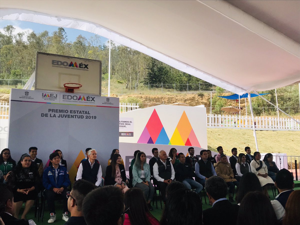 dlfuziel's tweet photo. El gobernador @alfredodelmazo y @MonseSobreyra hicieron entrega del #PremioEstatalDeLaJuventud a los jóvenes con excelencia
@IMEJ_ https://t.co/duUfJwXD6v