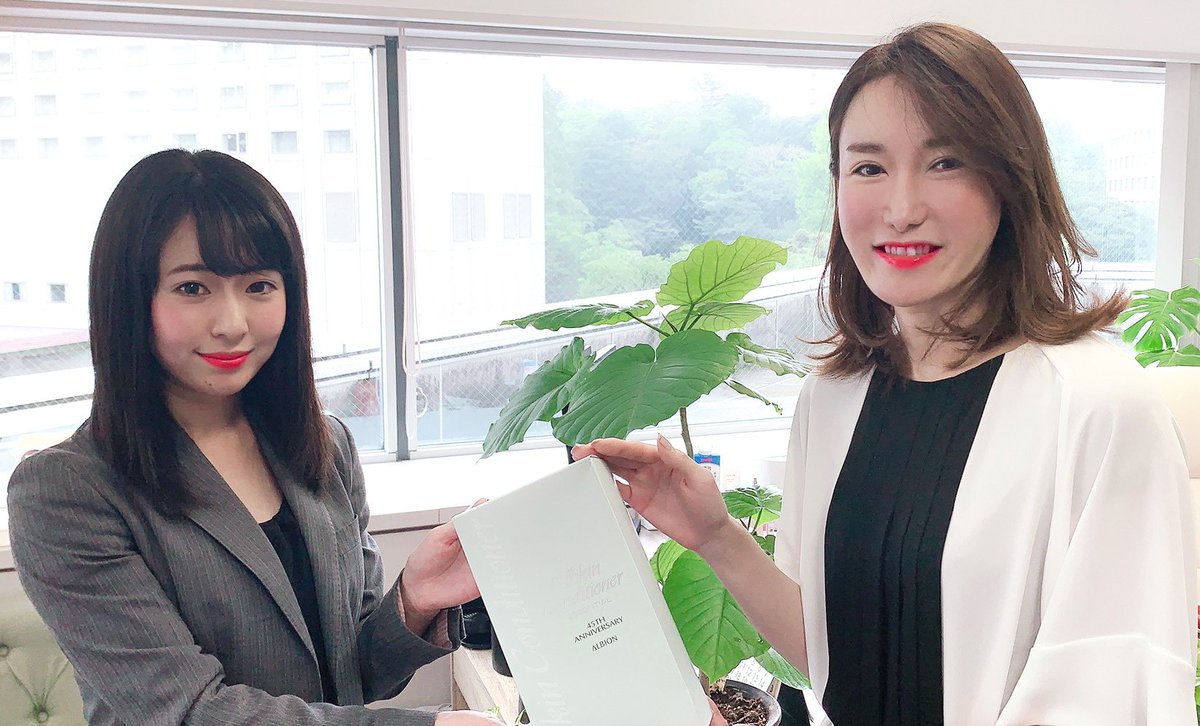 フラームジャパン株式会社 弊社社員で私の先輩のmaiさん なんとこの度髪を黒く染められました 1枚目が過去のお姿 そのやる気に感動した飯嶋社長がmaiさんに高級シャンプーをプレゼント アルビオン の45周年パーティの記念品だそうです