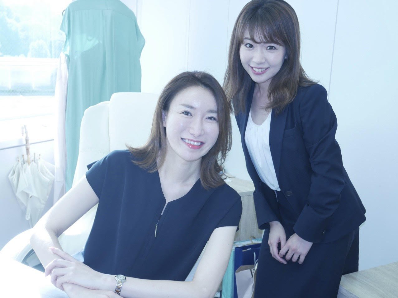 フラームジャパン株式会社 Sur Twitter 弊社社員で私の先輩のmaiさん なんとこの度髪を黒く染められました 1枚目が過去のお姿 そのやる気に感動した飯嶋社長がmaiさんに高級シャンプーをプレゼント アルビオン の45周年パーティの記念品だそうです