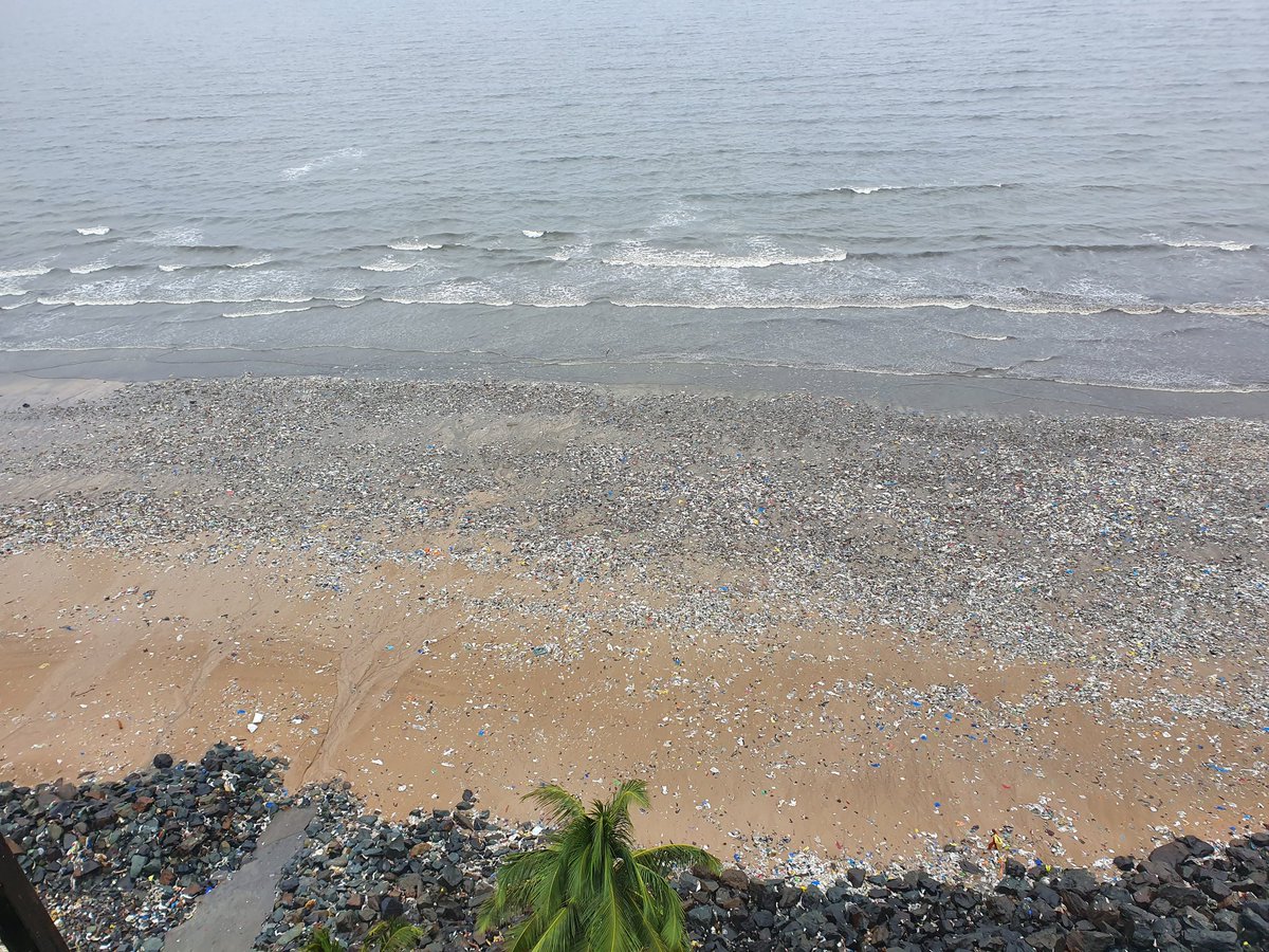 poojabeditweets's tweet image. UNBELIEVABLE! The #versova beach clean-up was Amazing BUT lack of @mybmc diligence &amp;amp; upkeep this is TODAY! #ganpati immersions also start today! How can #SwachhBharatAbhiyaan b successful if people litter like this? Is THIS  what we should immerse our GODS in? @CMOMaharashtra