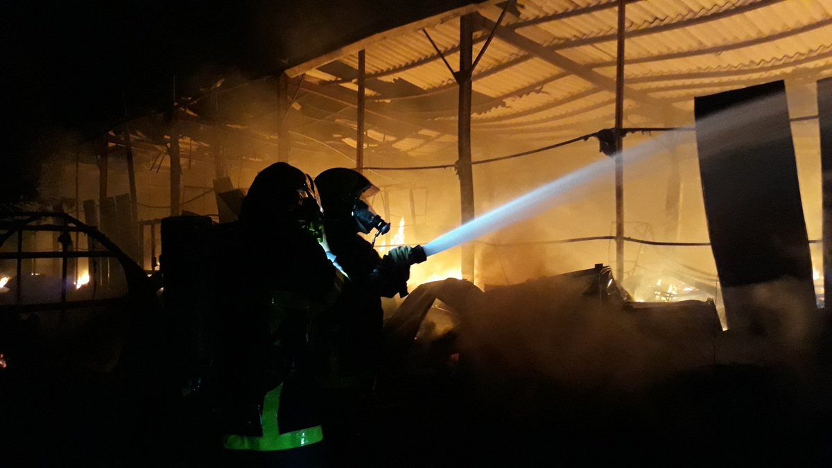 SDIS62's tweet photo. Les SP sont actuellement sur un feu de bâtiment de 2000m2 commune de #CHOCQUES.Les actions mises en œuvre et l'intervention rapide des moyens engagés (11 engins, 56 SP.) ont permis d 'éviter une propagation à 2 habitations. Soyez vigilants. Évitez le secteur @Prefet62 @RIGAUDphil https://t.co/DSTjiefchV