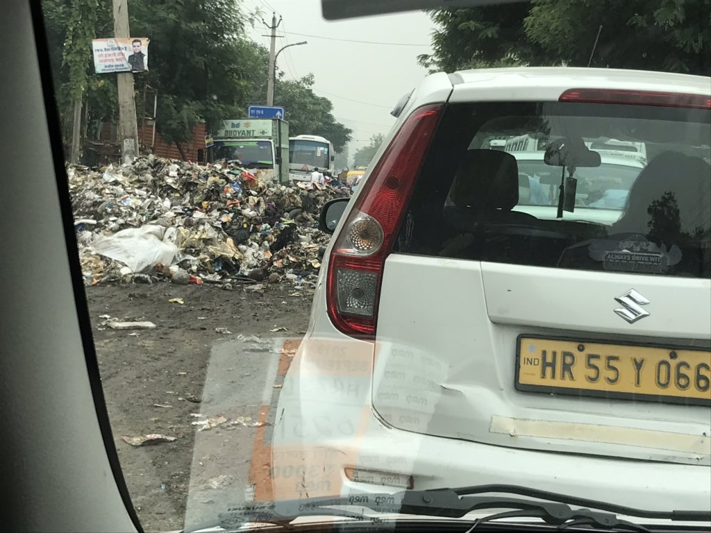 ErPrafful's tweet image. All garbage on the road in millennium city gurgaon.. @MunCorpGurugram @RaoNarbir @mlkhattar #SwachhBharatAbhiyaan