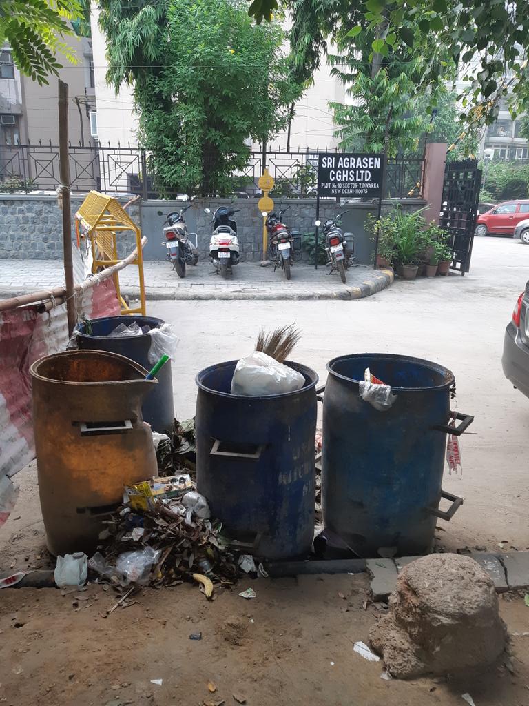 MayankA57062628's tweet photo. @SDMC_Official @ArvindKejriwal @SwachhBharatGov @TOIDelhi Residents of Agrasen Apts &amp; AirForce Naval Officers Apts in Dwarka Sec 7 Plot 10 living in garbage mess caved-in road making difficult for pedestrians &amp; students. Also fear of #Dengue is rising. Please help on priority https://t.co/MjRsmkIJtu