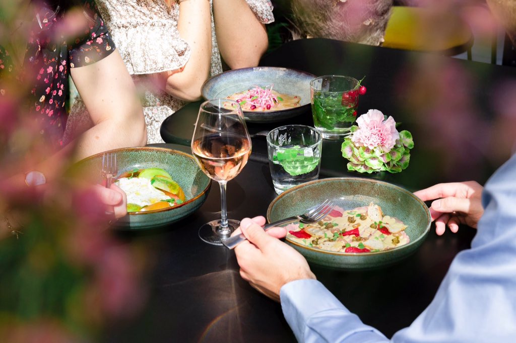Retrouvez le goût des vacances dans le jardin du restaurant Blossom  bit.ly/BLOSSOMParis
#terrasse #terrasseparisienne #terrasseensoleillée #restaurantparis #happyday #vin #rose #wine #winelover #parisian #parisianstyle #french #blossomrestaurantparis