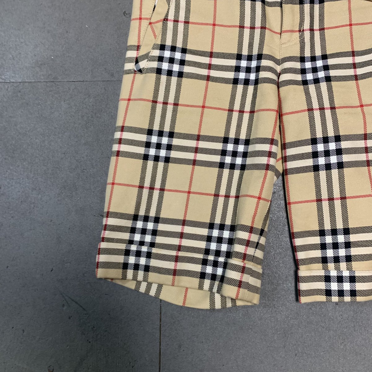 RSspia's tweet photo. 【BURBERRY】

✔BURBERRY チェックショーツ

🔥new in🔥

女の子が履いても可愛いBURBERRYのチェックショーツ入荷しました😂✨
オーバーサイズのTシャツ等と合わせてシルエットを楽しんでください☺️

#spia #本店 https://t.co/BjkOY057WQ