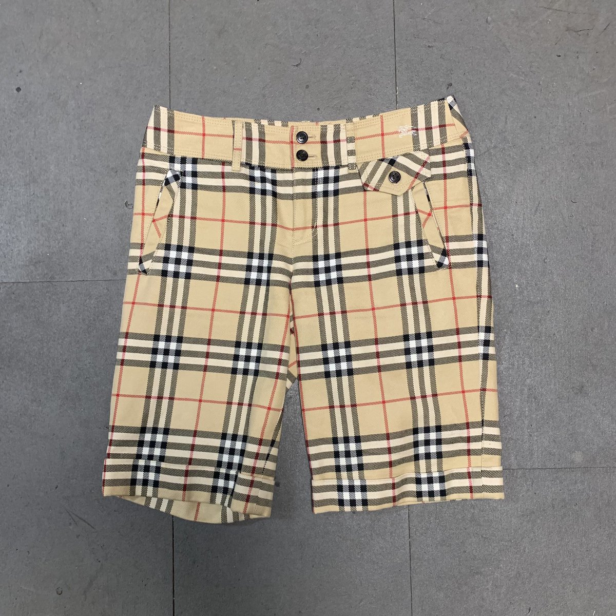 RSspia's tweet photo. 【BURBERRY】

✔BURBERRY チェックショーツ

🔥new in🔥

女の子が履いても可愛いBURBERRYのチェックショーツ入荷しました😂✨
オーバーサイズのTシャツ等と合わせてシルエットを楽しんでください☺️

#spia #本店 https://t.co/BjkOY057WQ