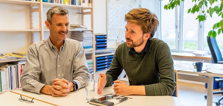 leuphana's tweet photo. Langlebige #Smartphones: Mehr Nachhaltigkeit durch Modularisierung. Forscher*innen der Leuphana untersuchen welche neuen Geschäftsmodelle sich durch modular aufgebaute Geräte mit austauschbaren Komponenten entwickeln lassen. https://t.co/SRR5yuUcwh https://t.co/SFVmZRpVie