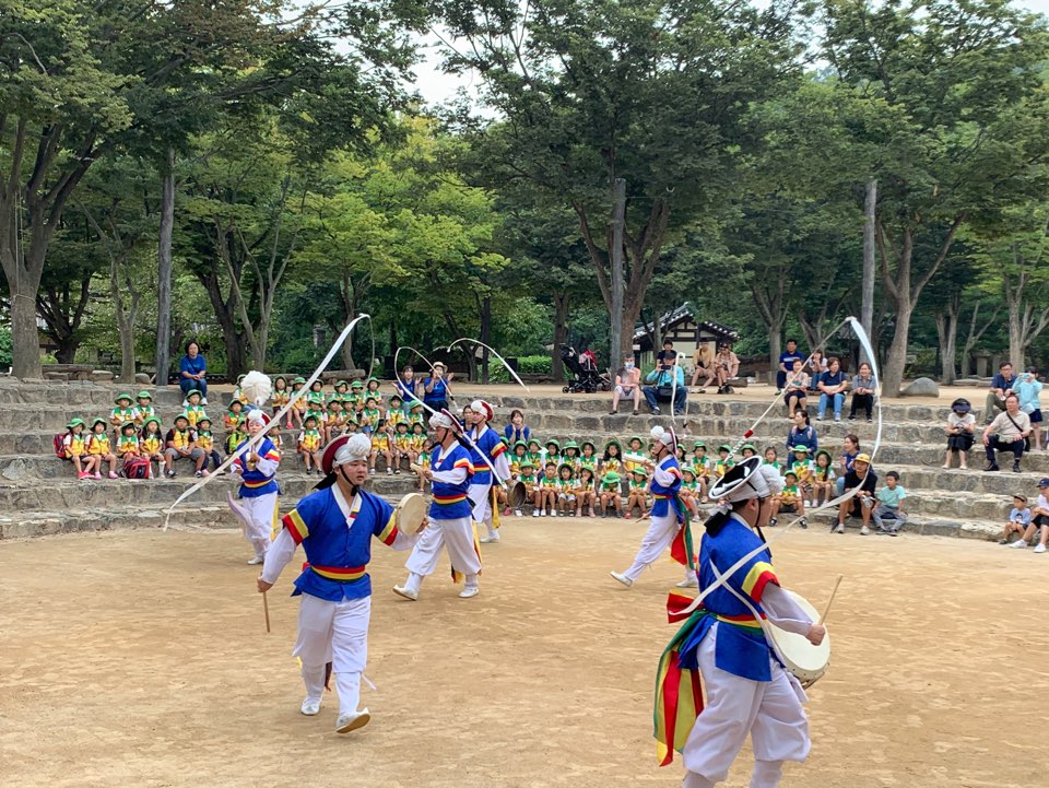 sunaedong14's tweet photo. [2019.09.03 현장체험-한국민속촌] 전통 문화 속의 가치와 즐거움을 새롭게 발견하고 즐기며 우리의 전통이 얼마나 아름답고 소중한지 공감할 수 있는 곳이었답니다. 선조들의 지혜와 슬기를 체험할 수 있으며 9월 [우리나라] 주제 관련 활동에 더욱 흥미를 갖게 되는 계기가 될 것 같습니다. https://t.co/7vuS1ifKtY