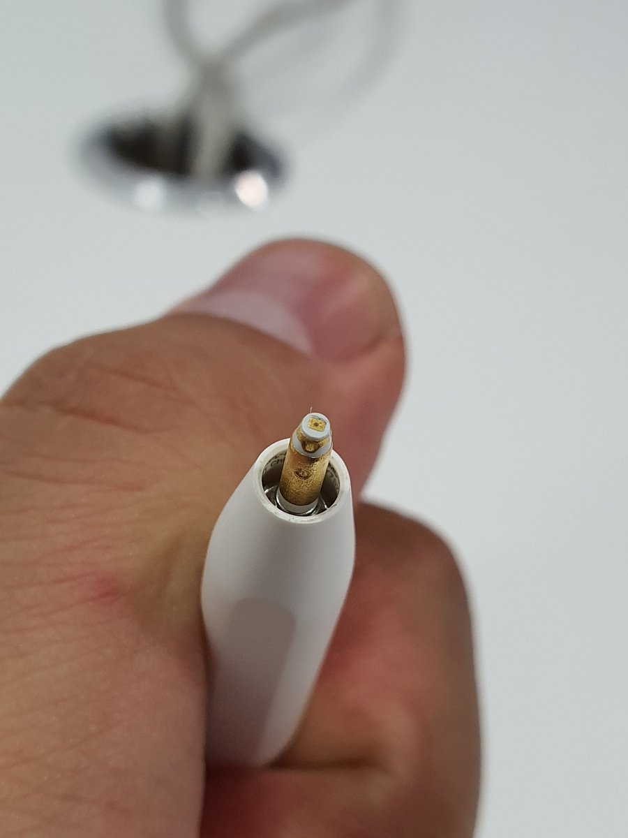 technhuman's tweet image. 애플펜슬2 수리를 받으러 왔습니다. 초기에 제품 일련번호를 확인하느라 시간이 좀 걸렸는데요. 그건 제품의 일련 번호가 펜촉을 감싸는 플라스틱 안쪽에 적혀 있기 때문입니다. 숫자가 보이시나요? 애플 펜슬2의 가격이 납득되는 순간이었네요.