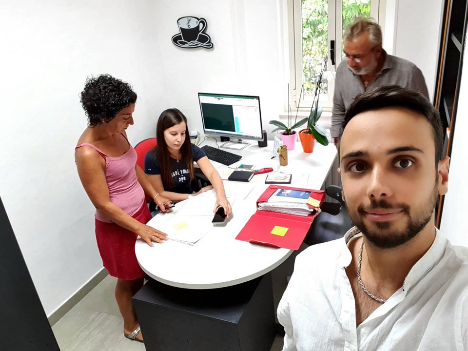all_in_service's tweet photo. Beccati! #Operativi, al rientro dalle #ferie. 😅
#business #lavoro #abruzzo https://t.co/GehBPIYPNL