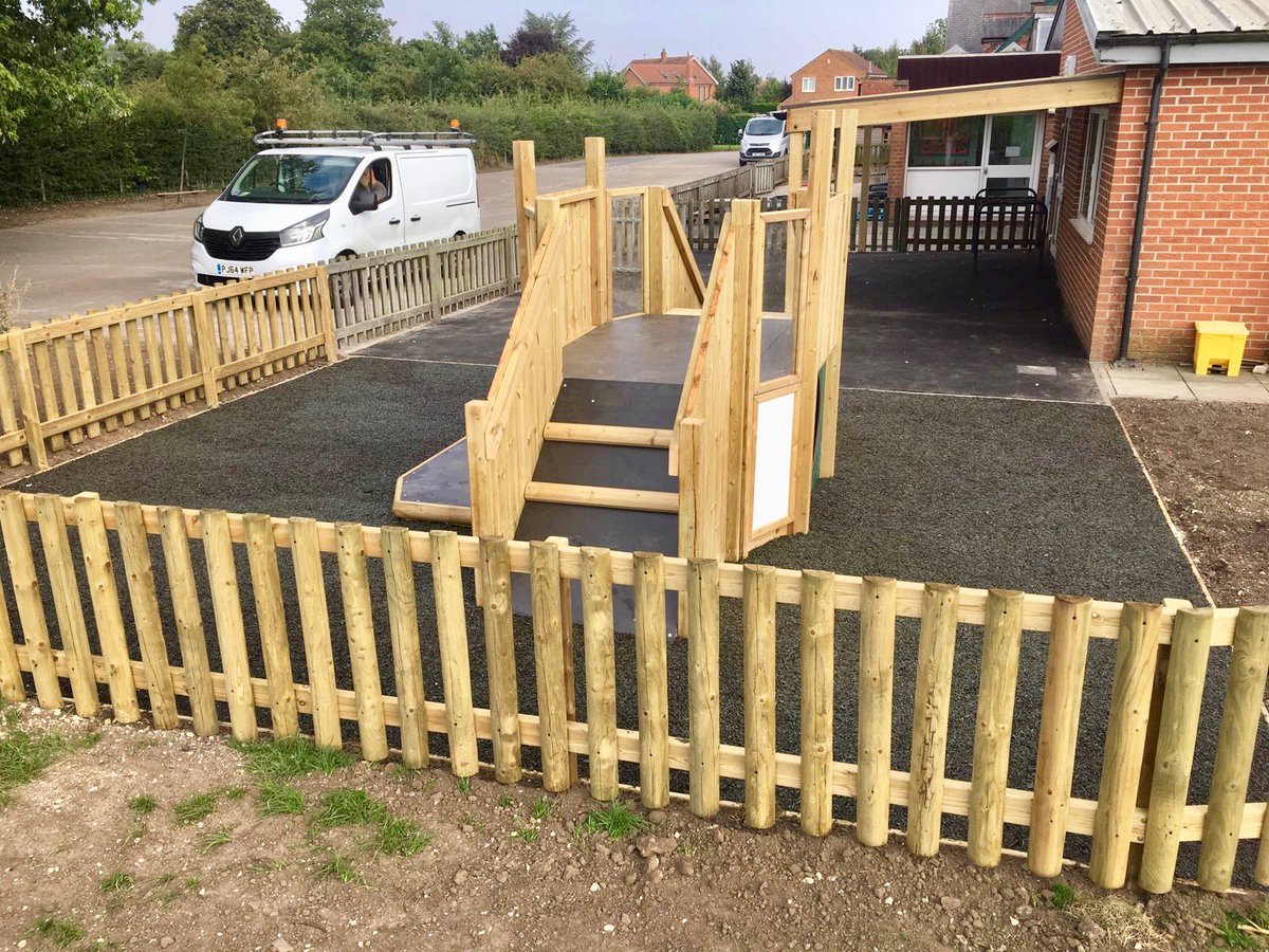 Last week our team installed bonded rubber mulch surfacing around this cute little tower 🏰 

#playgroundsurfacing #playgroundinstallation #rubbermulch