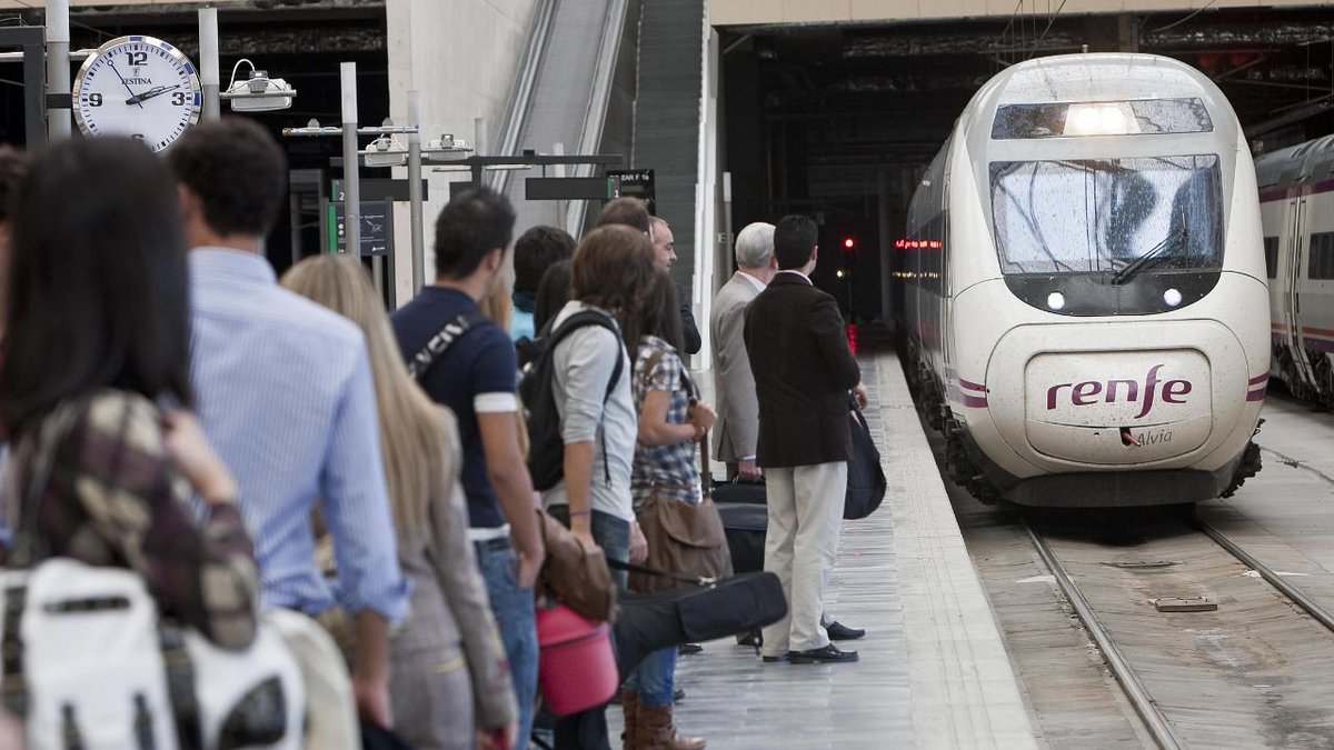 prensacgt's tweet photo. .@SFFCGT @CGT denuncia la vulneración del derecho a la huelga por parte del Gobierno y de Renfe en los paros de agosto.

https://t.co/Lv70issFo3 https://t.co/PLPwTxtSuH