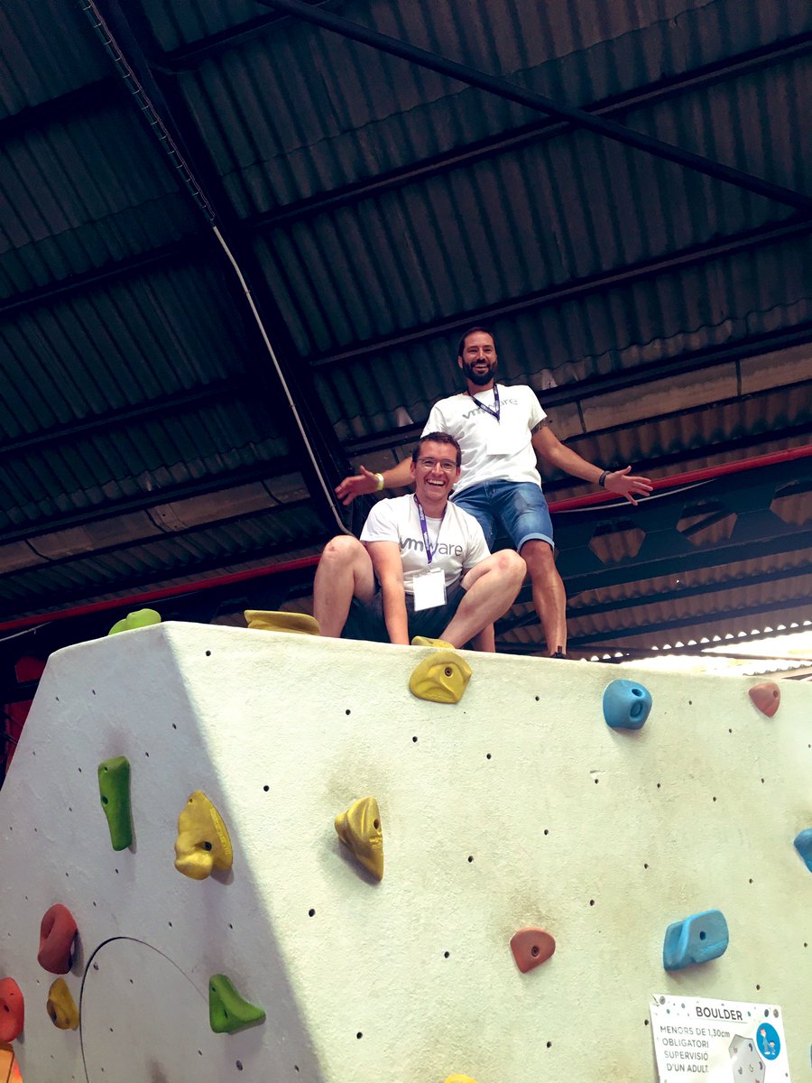 Mientras ayudamos a remodelar el centro, los niños se lo pasan pipa de excursión! #DSCForceForGood Gracias a nuestros voluntarios y a @FundacionSD por hacerlo posible 👏