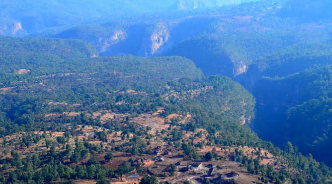 ChitnisArchana's tweet image. #Patalkot – Village From Nature world – awaits your visit with its surprisingly beautiful terrains and breathtaking views.

It is a valley that lies buried in the plush green covers of vegetation in Satpura range at an elevation of over 3000 feet. #BharatDekho
#MPDekho