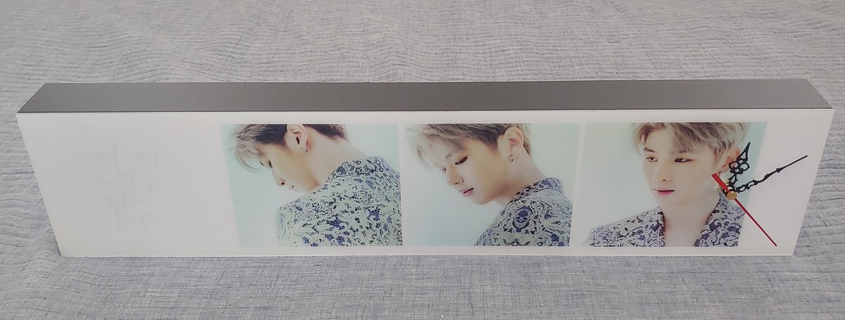 LittleD_0121's tweet photo. 이번 앨범 사진으로 시계 제작 중에 생겨난  -바늘 위치가 잘 못된-  시계를 나눔합니다. 바늘이 니엘이 얼굴을 너무 지나가버리지만;;  "괜찮다!!" 하시는 다니티 분 계시나요?😂 알티하시면 추첨을 통해 2분께 드릴게요. 사진과 같이 여백에 포카나 포스트잇을 붙여놓고 쓰셔도 될 것 같아요. 😂 https://t.co/CC0Qa96jpR