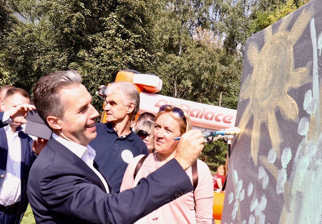 instagram.com/p/B18FgD1lAiP/

Достойным продолжением Сиреневого сада в районе Северное Измайлово стала часть Сиреневого бульвара от дома 1 до дома 3. Эта часть бульвара превратилась из обычной пешеходной зоны в комфортный и уютный сквер. После проведённого благоустройст...