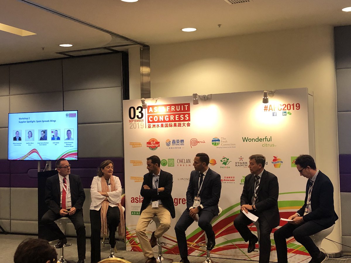 FelixxMoritz's tweet photo. Now @afcongress...SPAIN SPREADS WINGS with:
-Oliver Huesmann, @HuesmannOliver 👨💼
-Josefina Mena, #Moyca 🍇
-Jorge García, #GarciaBallester 🍊
-Julio Nestar, @MSCCargo 🚢
-Juanjo Ferrandiz, @citrosol_com👨🏻🔬
#AFC2019 #Asia #export #Spain #opportunities #Freshproduce #Newmarkets https://t.co/x8Wmlw8CaJ
